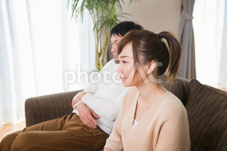 テレビを見る夫婦 テレビ,夫婦,リビングの写真素材