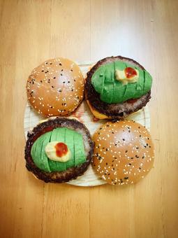アボカドをのせた手作りハンバーガー アボカドをのせた手作りハンバーガー ハンバーガー,アボカド,手作りの写真素材