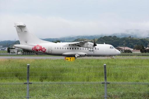 曇り空の下に広がる出雲空港の滑走路 曇り空の下に広がる出雲空港の滑走路 飛行機,航空機,旅客機の写真素材