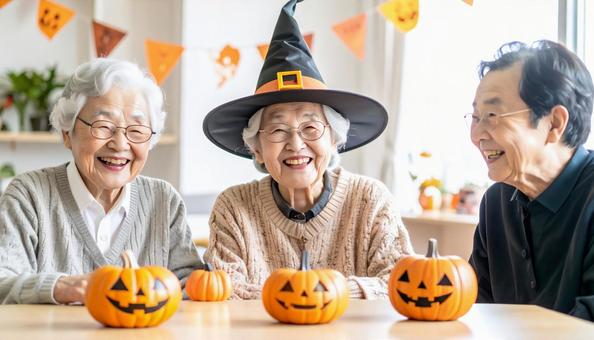 ハロウィンを楽しむ笑顔の高齢者たち ハロウィンを楽しむ笑顔の高齢者たちの写真