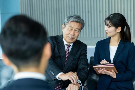 商談するビジネスパーソン 商談するビジネスパーソン ビジネスパーソン,商談,契約の写真素材
