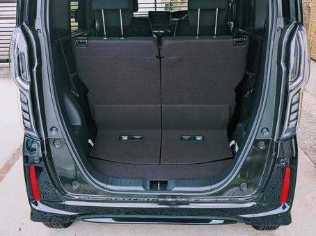 バックドアを開けた軽自動車 バックドアを開けた軽自動車 軽自動車,スペース,シートの写真素材