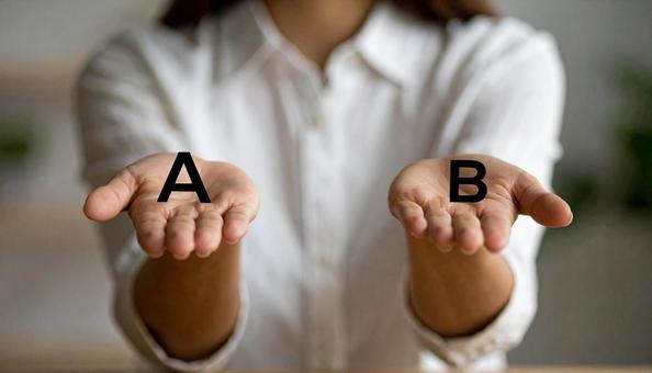 選択肢を提示する女性の写真