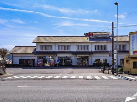 国道一号線とJR関西本線「関駅」駅舎 関駅,関西本線,三重県の写真素材