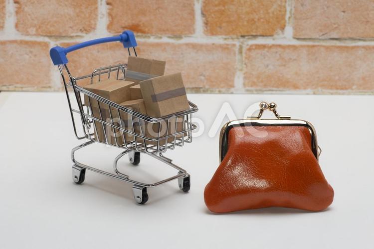 がま口と商品が入った買い物カート ショッピングカート,買い物カート,ネット通販の写真素材