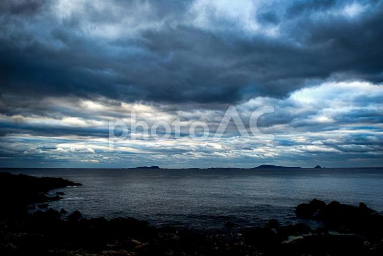 ※＜五島の風景＞曇空の鐙瀬溶岩海岸 海,梅雨,夕立ちの写真素材