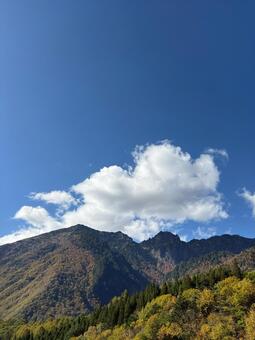 鮮やかな紅葉と青空が広がる秋の山景色 紅葉,山,秋の写真素材