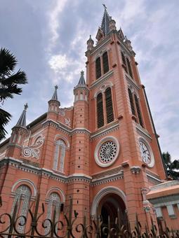 タンディン教会(斜めローアングル) タンディン教会(斜めローアングル) タンディン教会,ピンクの教会,ホーチミンの写真素材