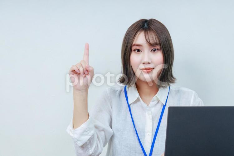 一本指を出す若い女性スタッフ 一本指を出す若い女性スタッフ 女性,女の子,若いの写真素材