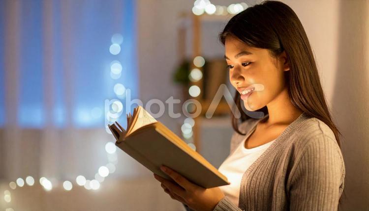 室内で読書をしている東洋人女性 本,女性,読書の写真素材