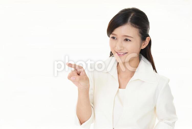指さす笑顔の女性 女性,女,笑顔の写真素材