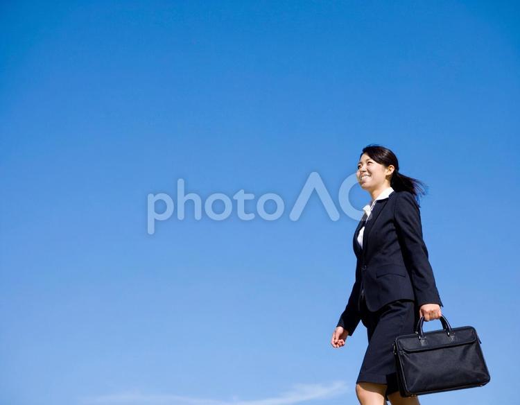 青空の下歩くビジネスウーマン ビジネス,女性,青空の写真素材