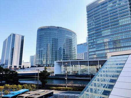 港町にあるオフィスビル群 港町にあるオフィスビル群 快晴,コピースペース,テキストスペースの写真素材