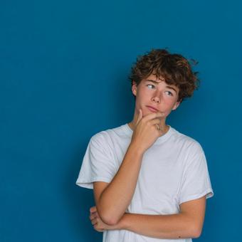 考え込むティーンエイジャーの男の子 考え込むティーンエイジャーの男の子の写真