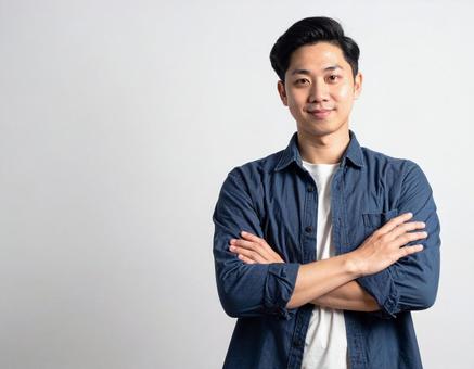 腕を組んでカメラに視線を送る大学生 腕を組んでカメラに視線を送る大学生の写真
