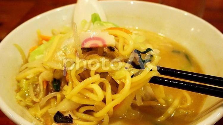 長崎ちゃんぽん（食べるシーン） 長崎ちゃんぽん,ちゃんぽん麺,麺料理の写真素材
