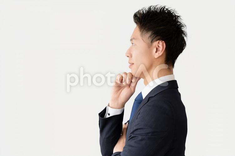 真剣な表情で考える男性ビジネスマン 男性,ビジネス,ビジネスマンの写真素材