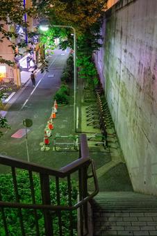 細い路地の階段 細い路地の階段 階段,歩行者専用,夜の写真素材