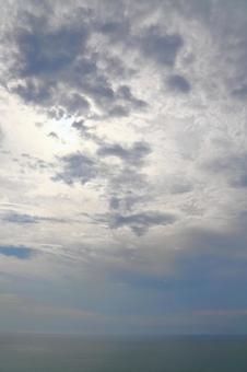 雲で覆われた空 太陽 海 雲で覆われた空 太陽 海 空,雲,曇りの写真素材