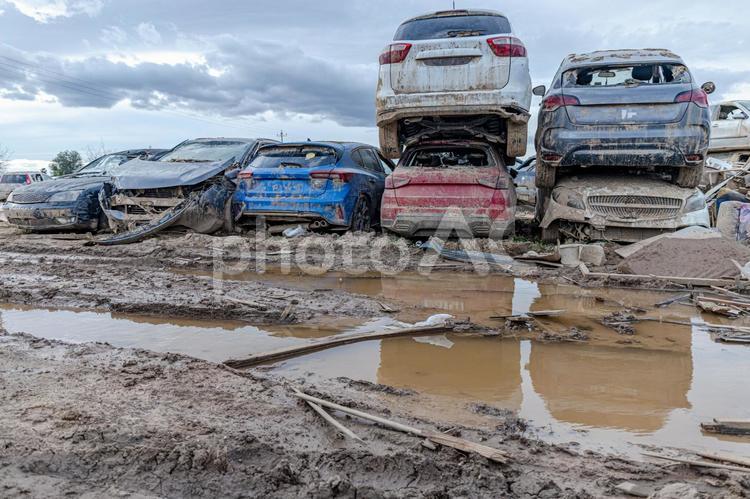 水が溜まっている土地に置かれた廃車 温暖化,水不足,乾燥の写真素材