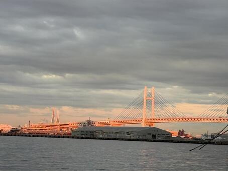 夕焼けのベイブリッジ ベイブリッジ,夕焼け,港の写真素材