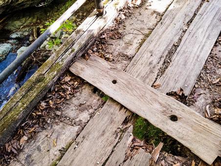 穴あき木道の下 ハイキング,トレッキング,山道の写真素材