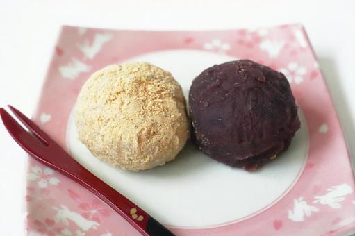 きなこと粒あんのおはぎ きなこと粒あんのおはぎ おはぎ,和菓子,お菓子の写真素材