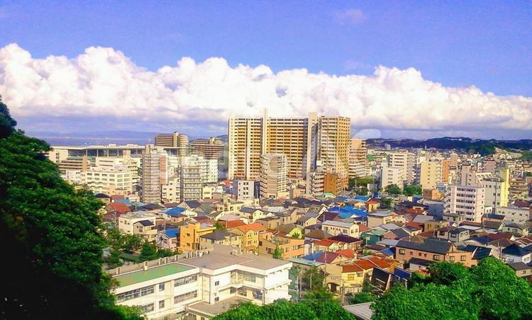 夏がくる〜街 アパートメント,ビル,中心業務地区の写真素材