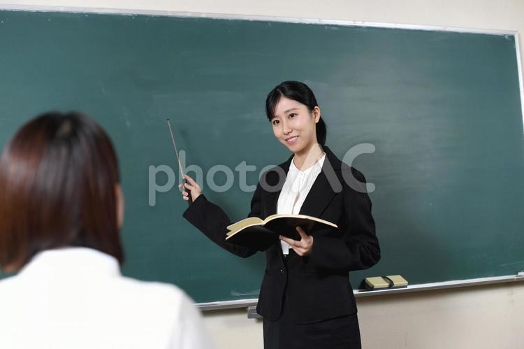 黒板の前で授業をするアジア人の女性教師 教師,先生,女性教師の写真素材