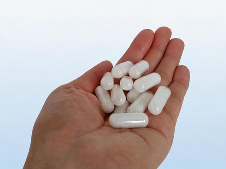 手のひらに載せた大量のカプセル錠 薬,カプセル,カプセル錠の写真素材