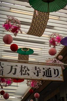 和傘と提灯が彩る大須万松寺通りの写真