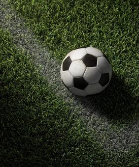緑のピッチに映えるサッカーボール 緑のピッチに映えるサッカーボールの写真