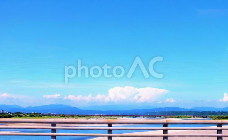 青い空に遠い山並みと天竜の流れ 川,天竜川,浜松市の写真素材