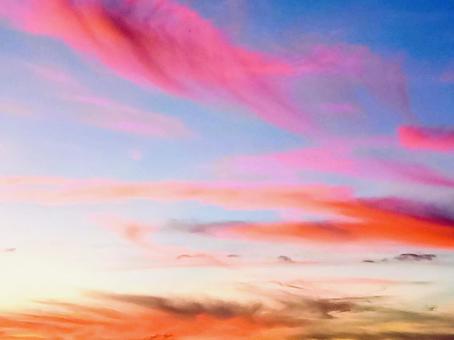 くれないに染まる空 くれないに染まる空 夕空,夕雲,空の写真素材