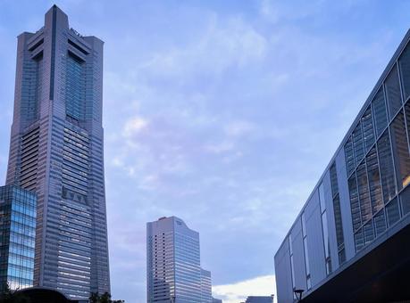 駅前のランドマークタワーの写真