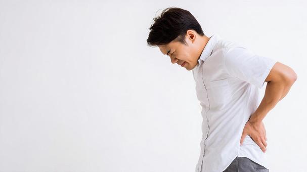 腰痛を訴える男性 腰痛を訴える男性の写真