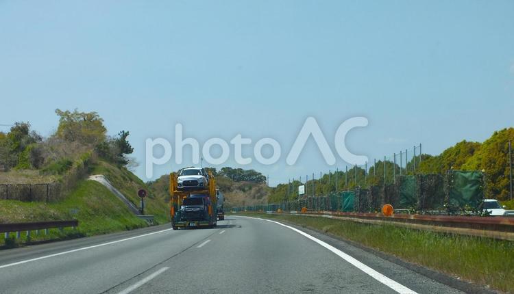 もこもこと若葉の高速道路とカーキャリア キャリアカー,カーキャリアー,車の写真素材