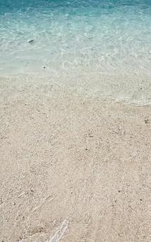 浜辺と澄んだ海 浜辺と澄んだ海の写真