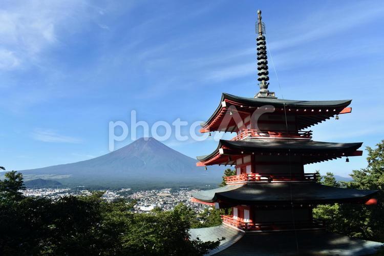 新倉富士浅間神社から見る真夏の富士山 新倉富士浅間神社,夏の富士山,富士山の写真素材