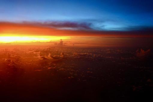 飛行機の窓から眺める夕焼け空 飛行機,窓,景色の写真素材