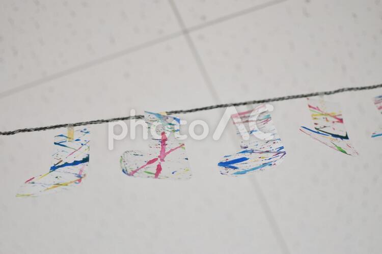 絵具が塗られた紙の靴下 靴下,くつした,紙の写真素材