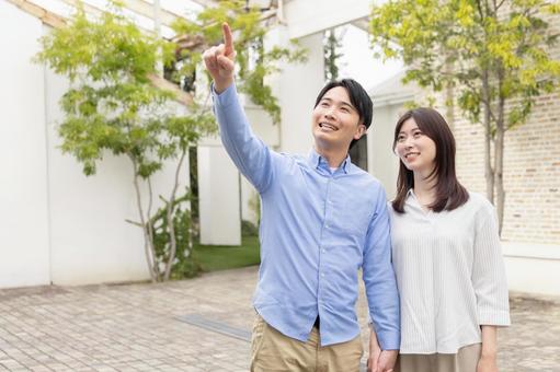 夫婦 モデルハウス 住宅展示場 見学 夫婦 モデルハウス 住宅展示場 見学 夫婦,モデルハウス,住宅展示場の写真素材
