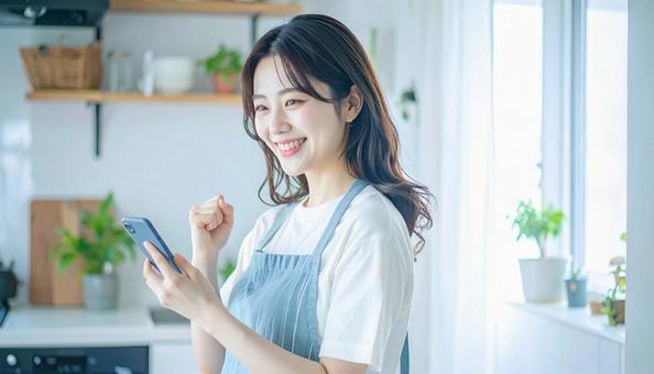 スマホでポイ活する笑顔の女性 スマホでポイ活する笑顔の女性の写真