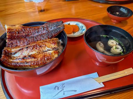 甘辛いタレがかかった日本のうなぎ丼 甘辛いタレがかかった日本のうなぎ丼の写真