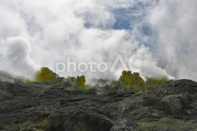火山ガスで形成された硫黄の塊 山,空,雲の写真素材