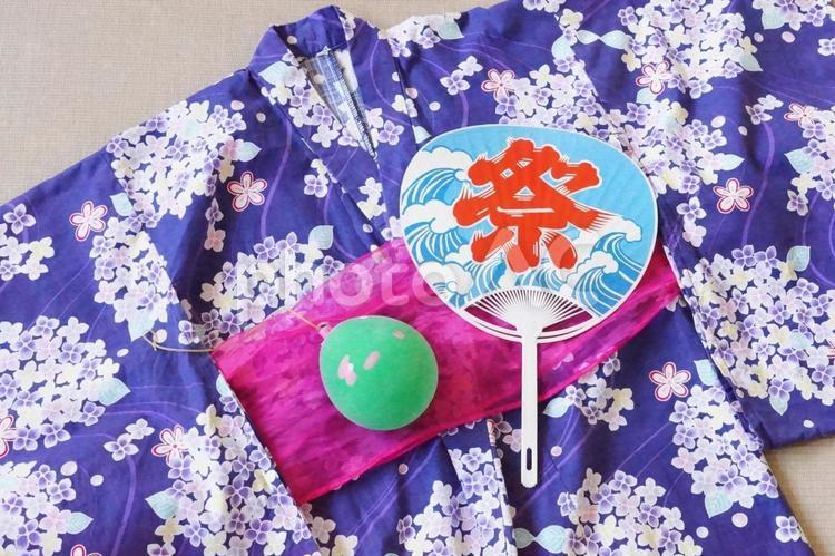 花柄の浴衣と水ヨーヨー　夏まつりのうちわ 夏まつり,祭,夏祭りの写真素材