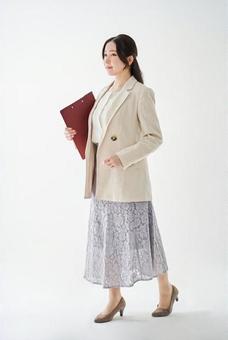 在白色背景上擺姿勢的亞洲女性 在白色背景上擺姿勢的亞洲女性