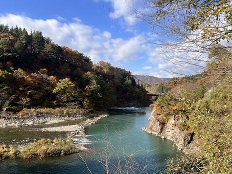 秋の山と川 山,秋,紅葉の写真素材