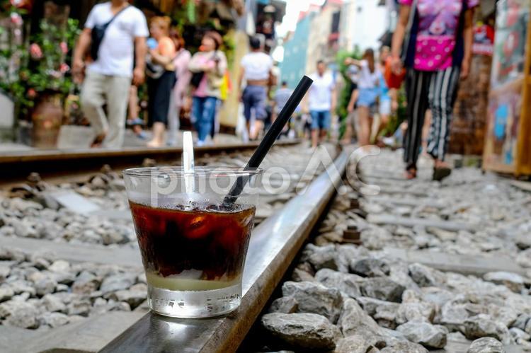 【ベトナム】線路上にあるベトナムコーヒー ベトナム,ハノイ,汽車の写真素材