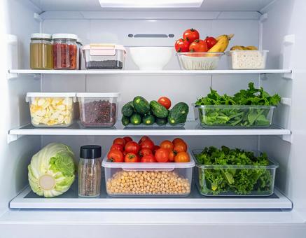 食材をきれいに保存した冷蔵庫の風景の写真